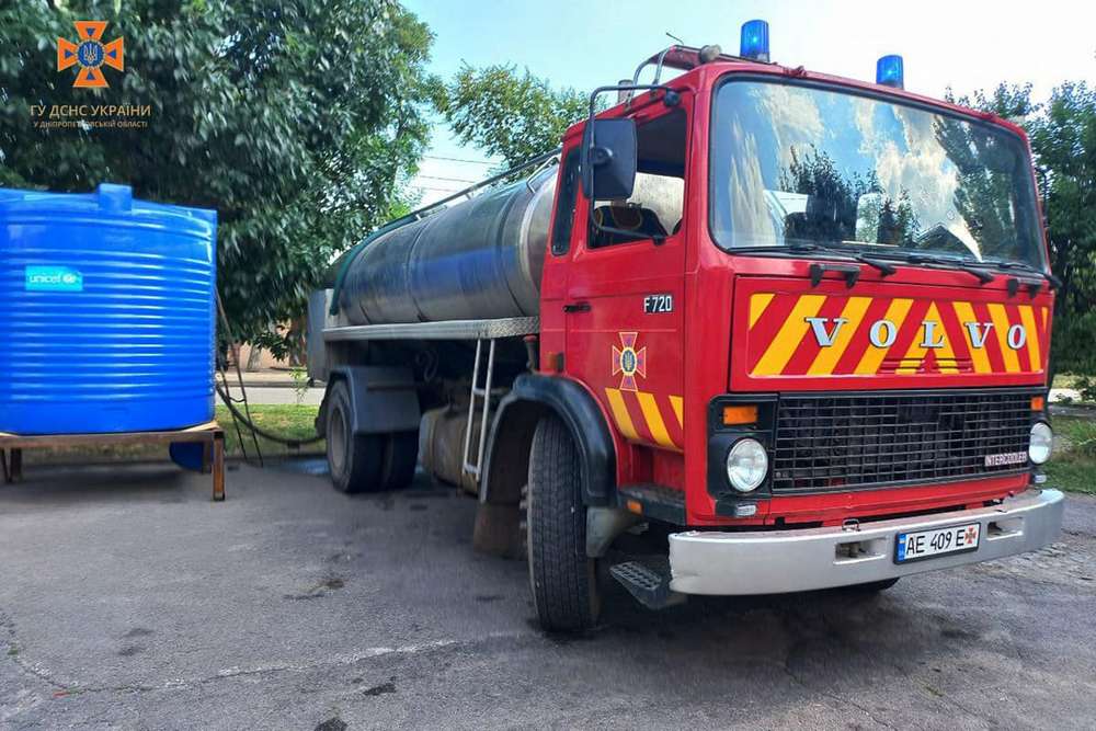 4 тисячі тон за тиждень: надвичайники продовжують підвозити воду на Нікопольщину та Криворіжжя