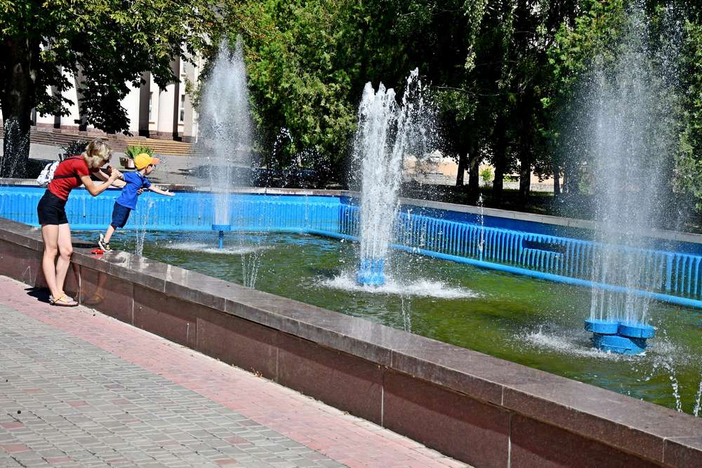 У Нікополі попри обстріли щодня працюють комунальники – місто має бути доглянутим