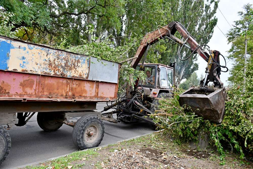 У Нікополі попри обстріли щодня працюють комунальники – місто має бути доглянутим