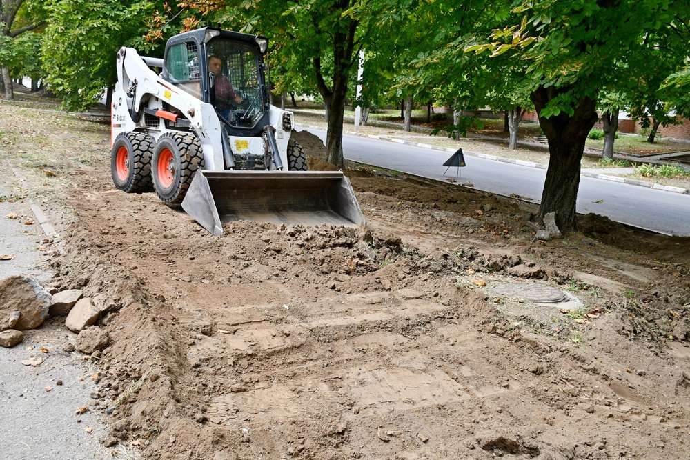 У Нікополі попри обстріли щодня працюють комунальники – місто має бути доглянутим