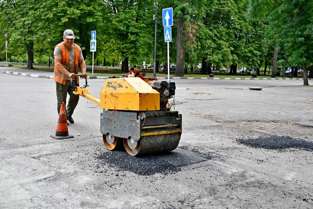 У Нікополі попри обстріли щодня працюють комунальники – місто має бути доглянутим