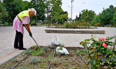 У Нікополі попри обстріли щодня працюють комунальники – місто має бути доглянутим