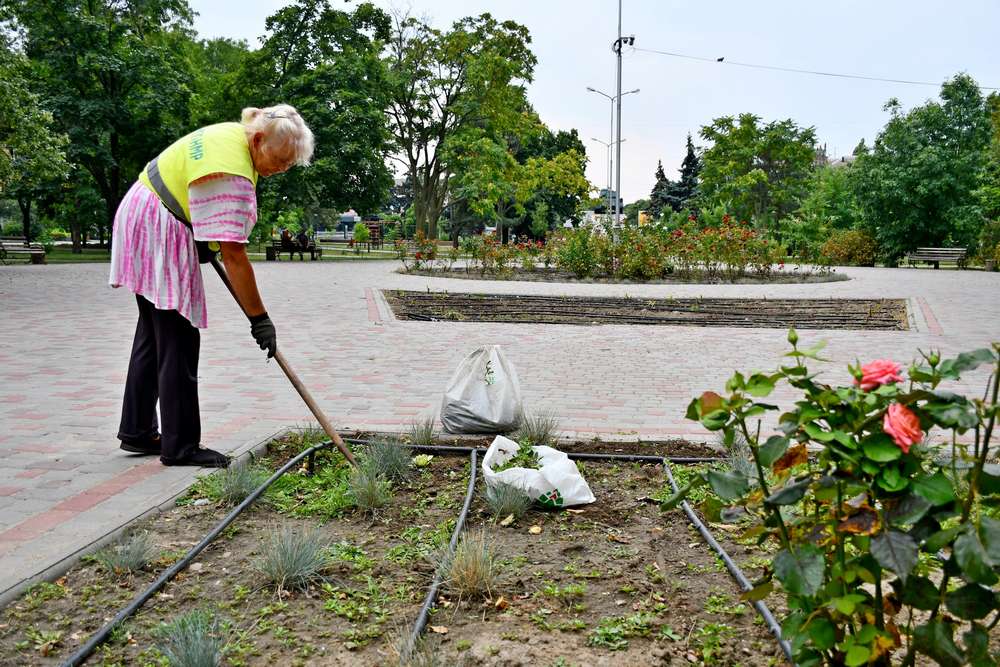 У Нікополі попри обстріли щодня працюють комунальники – місто має бути доглянутим