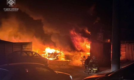 Масштабна пожежа у Дніпрі: на стоянці згоріли 7 автомобілів, ще 8 пошкоджені (фото)