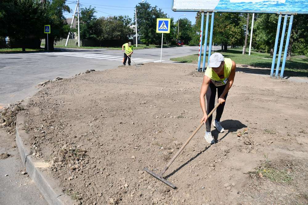 Ремонтували та прибирали дороги, обрізали сухе гілля: чим займалися комунальники Нікополя на цьому тижні
