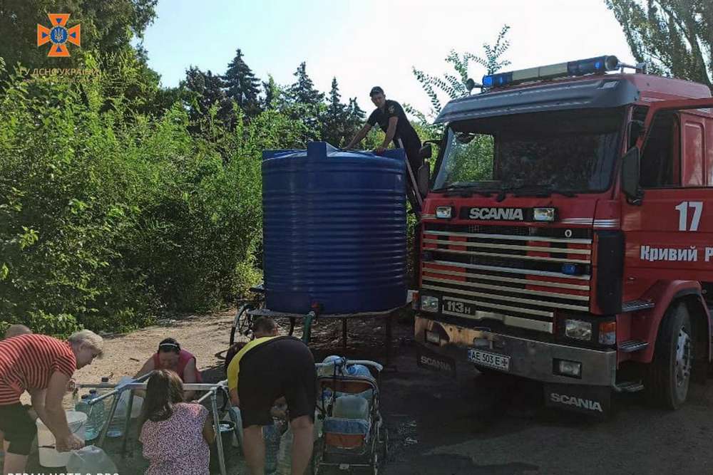 Рятувальники підвезли ще майже 5,5 тисяч тонн води мешканцям Нікопольщини і Криворіжжя