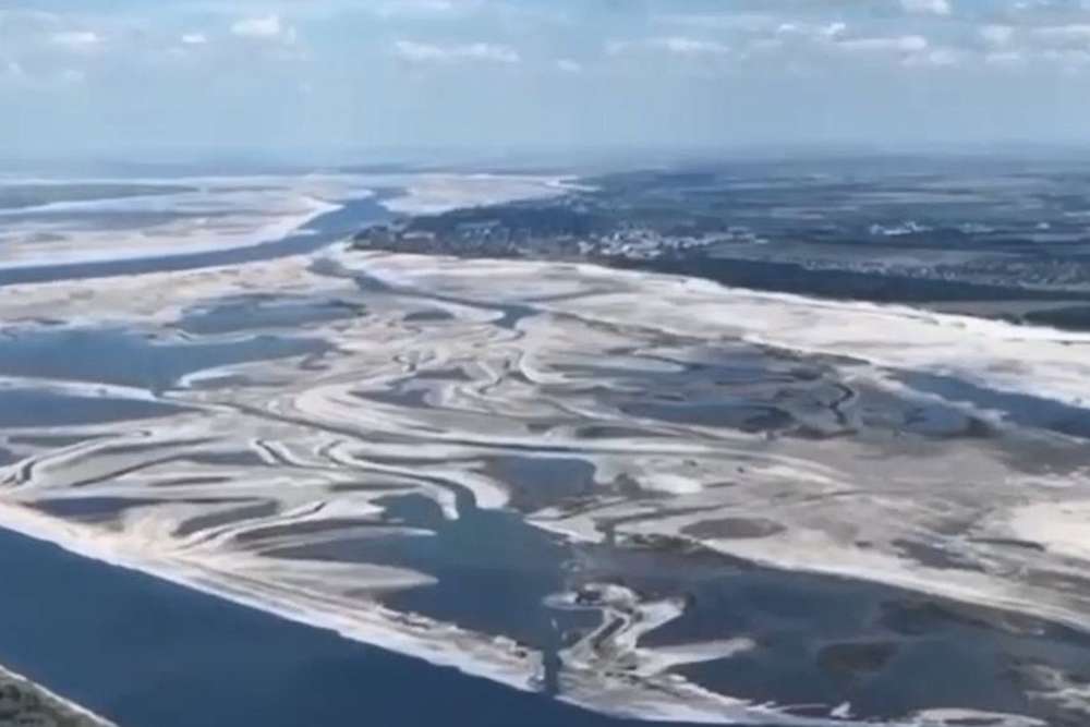 Як виглядає Каховське водосховище з висоти пташиного польоту після теракту РФ (відео)
