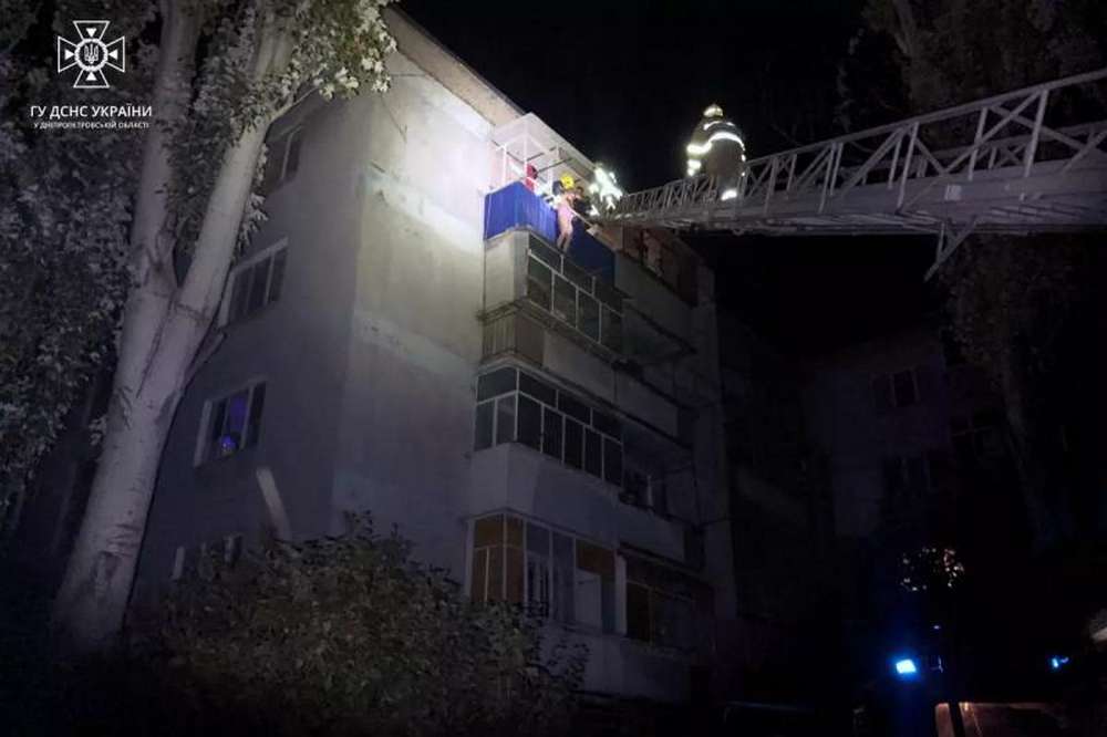 У Нікополі 42-річна жінка застрягла між конструкціями балкону на п’ятому поверсі