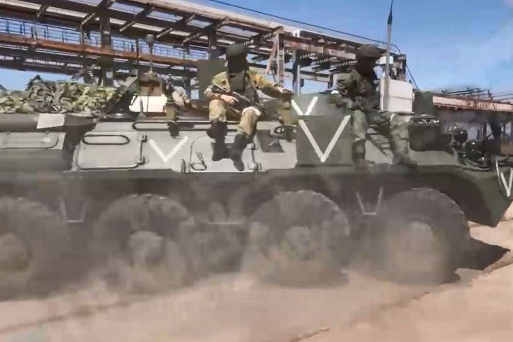«Бігають як мавпи з гранатами і стріляють»: окупанти влаштували військові навчання на ЗАЕС (відео)