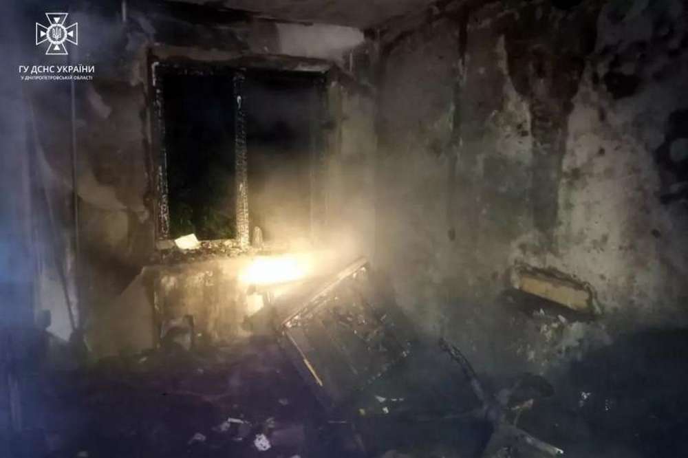 У Марганці вогнеборці врятували двох чоловіків із палаючої квартири