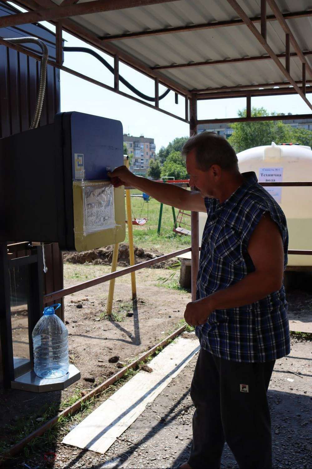 У Марганці встановили станцію доочищення води – всі можуть безкоштовно набрати питну воду