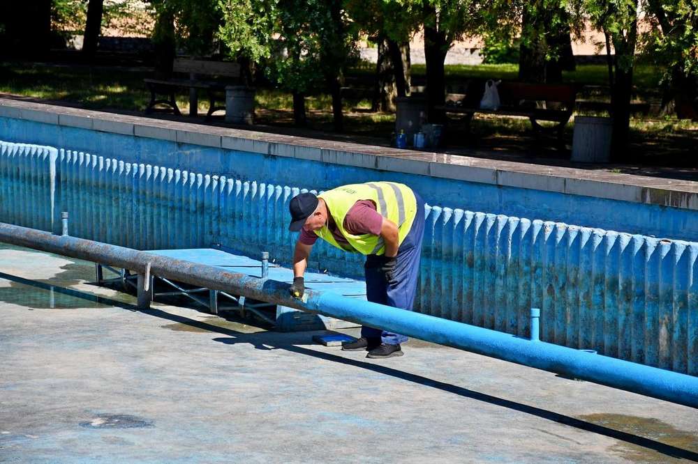 Відновлювали роботу фонтанів, косили траву, чистили каналізацію – чим займалися комунальники Нікополя на цьому тижні