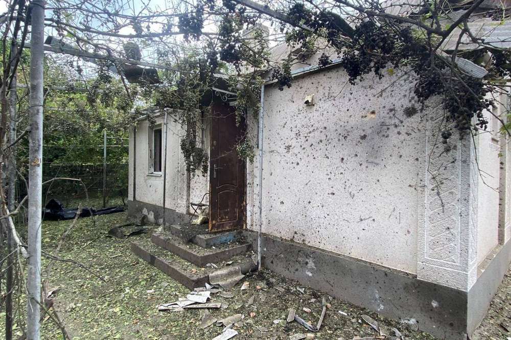 Поранено жінку, понівечено 15 будинків: мер показав наслідки обстрілу Нікополя 11 серпня (фото)