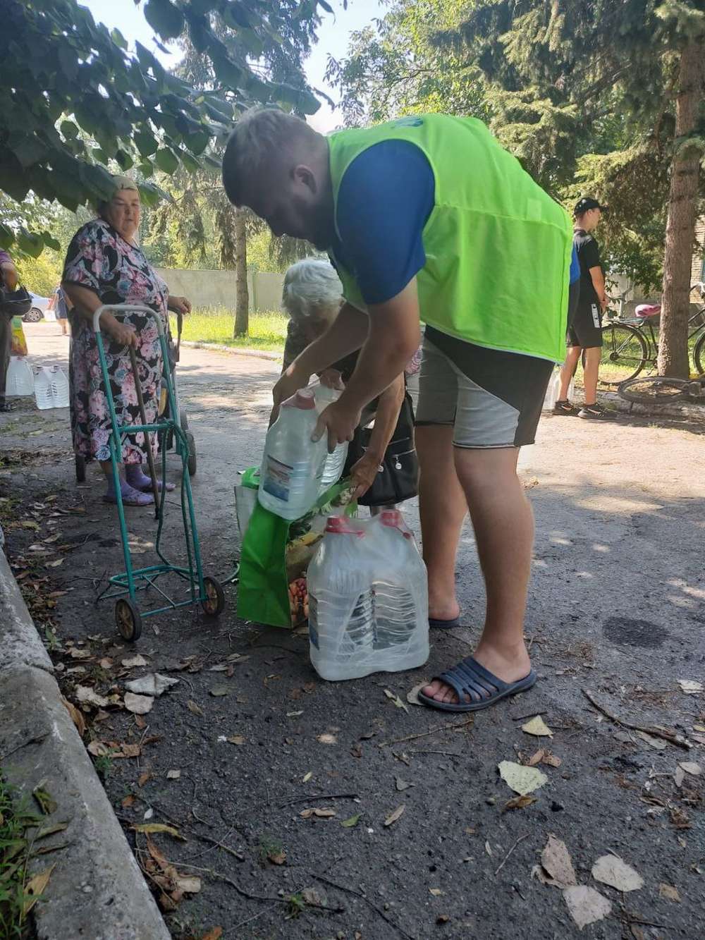 Мешканцям Томаківки сьогодні видали 3 360 пляшок питної води (фото)