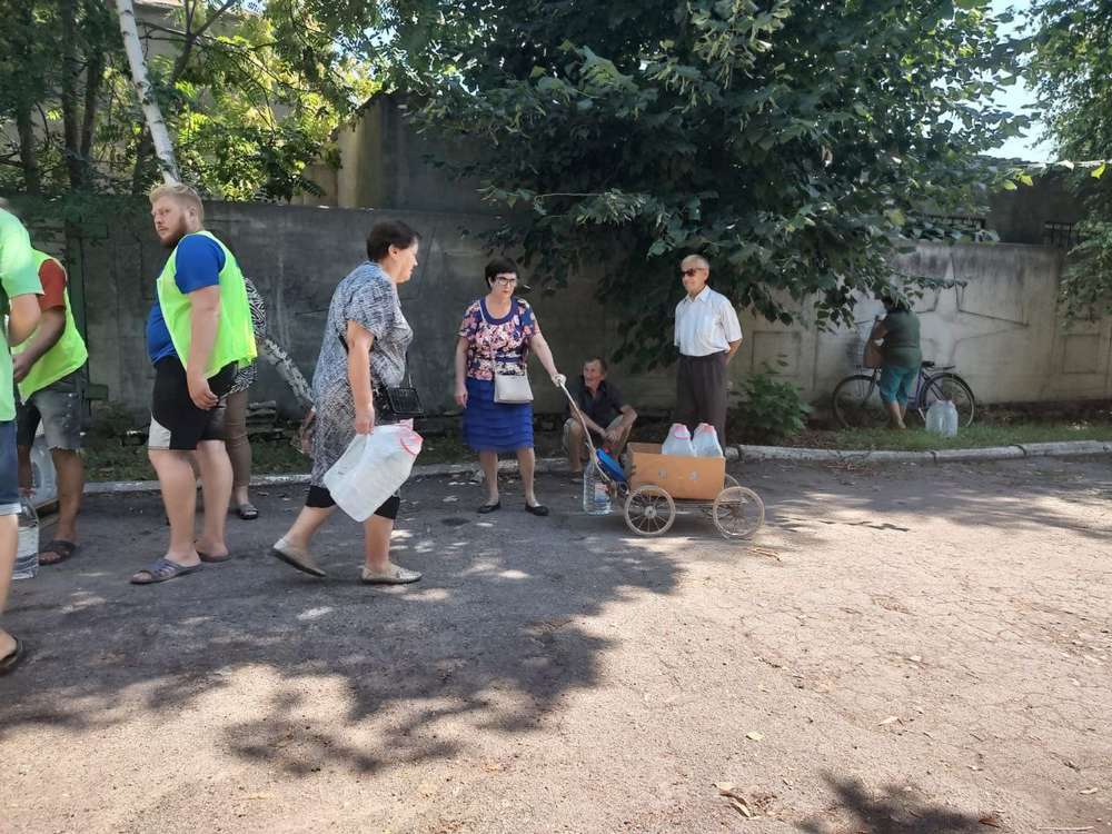 Мешканцям Томаківки сьогодні видали 3 360 пляшок питної води (фото)