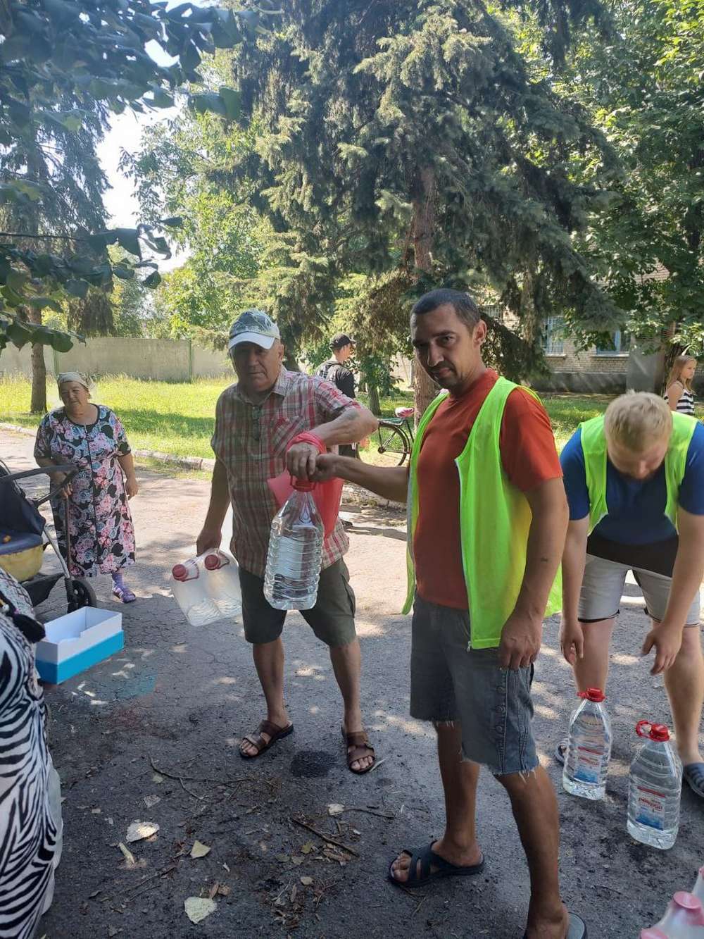 Мешканцям Томаківки сьогодні видали 3 360 пляшок питної води (фото)