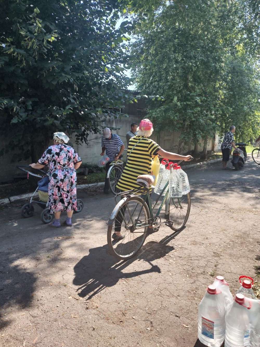 Мешканцям Томаківки сьогодні видали 3 360 пляшок питної води (фото)