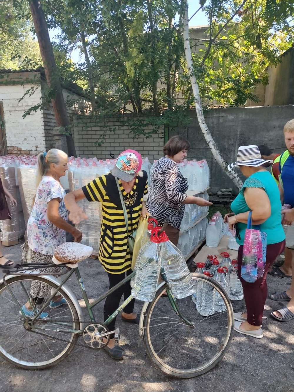 Мешканцям Томаківки сьогодні видали 3 360 пляшок питної води (фото)