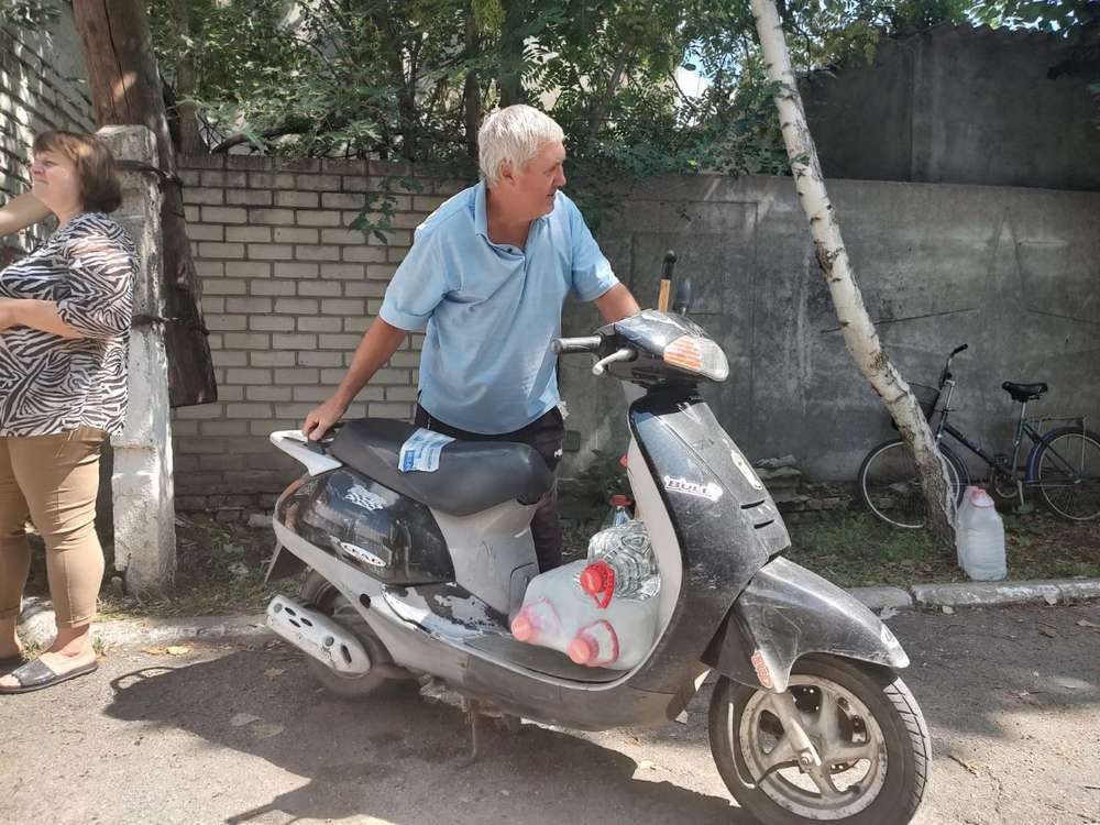 Мешканцям Томаківки сьогодні видали 3 360 пляшок питної води (фото)