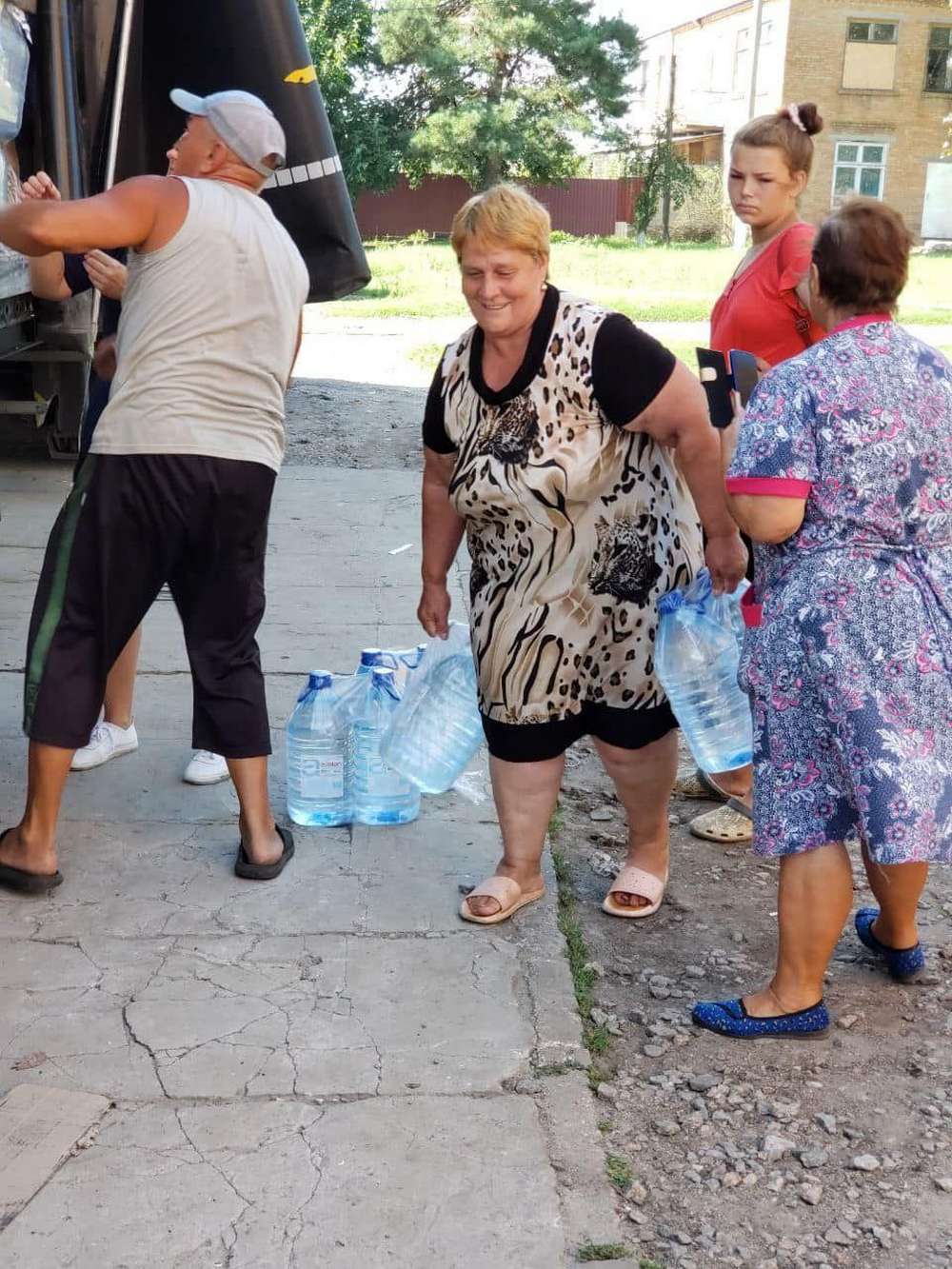 Мешканцям Нікопольщини видали 3 456 продуктових наборів та 424 728 літрів бутильованої води (фото)