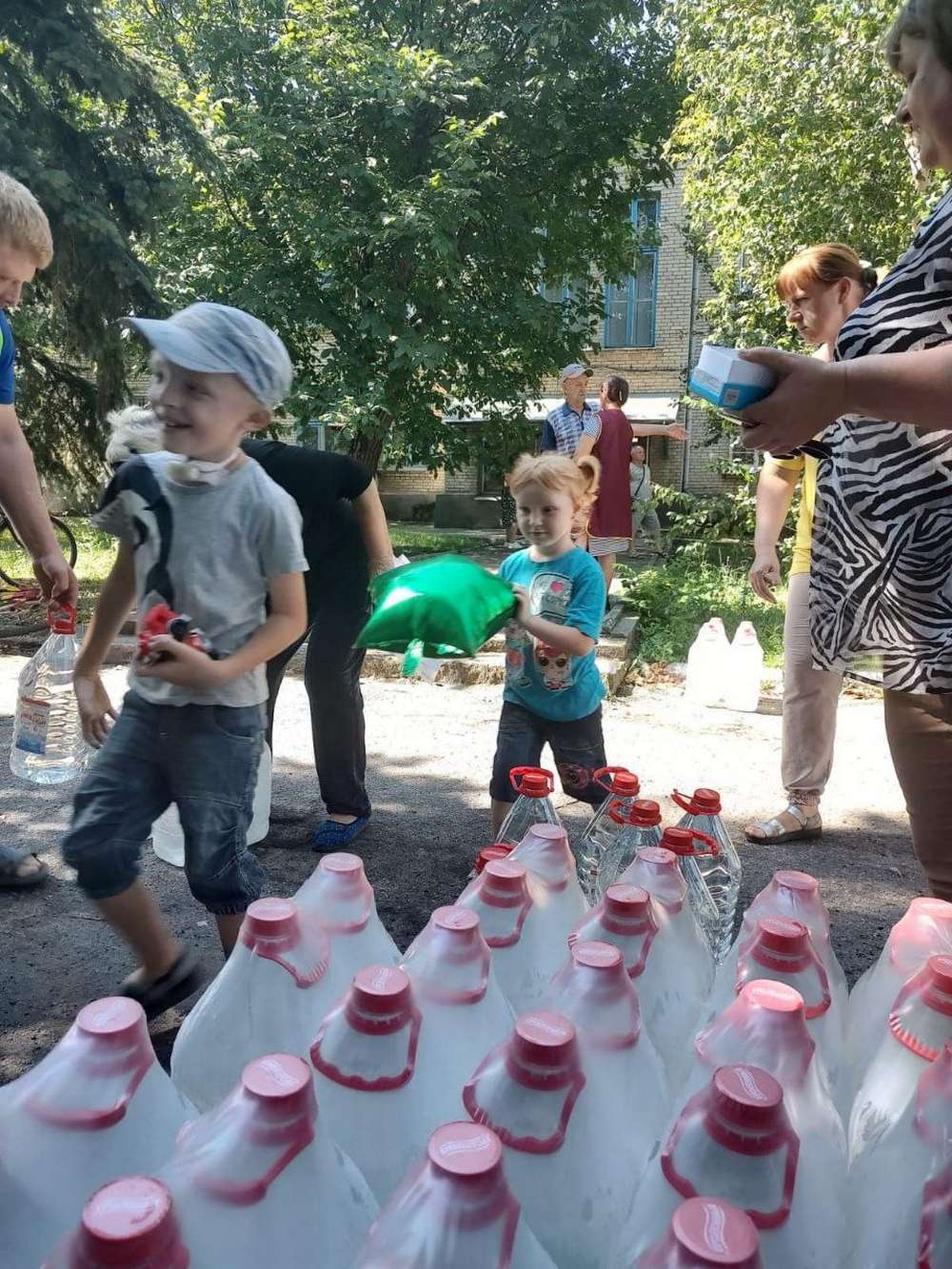 Мешканцям Нікопольщини видали 3 456 продуктових наборів та 424 728 літрів бутильованої води (фото)