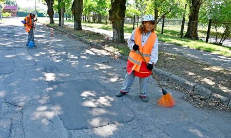 Викошували траву, зносили аварійні дерева, очищали дороги: чим займалися комунальники Нікополя на цьому тижні