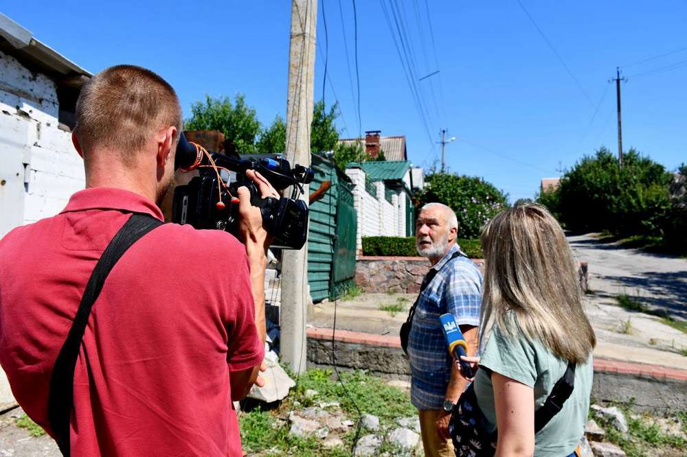 «Статистика дуже сумна» - у Нікополі розповіли про наслідки обстрілів українським і швейцарським телеканалам