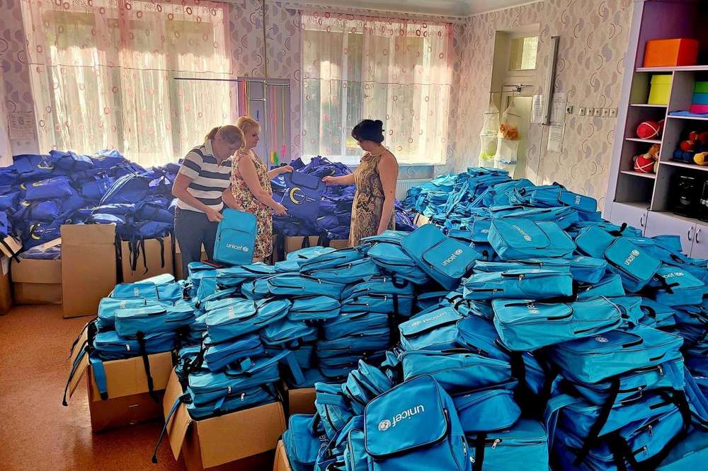 Дітям Нікополя роздають рюкзаки з індивідуальними наборами і павербанками від ЮНІСЕФ