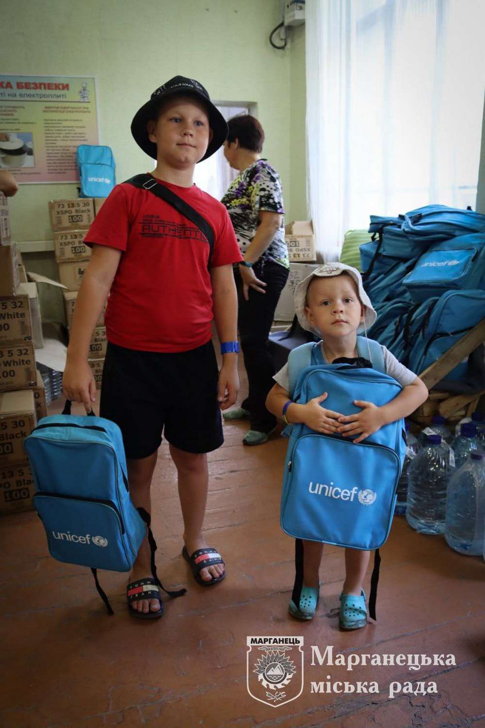 У Марганці дітям роздали 1005 рюкзаків і 671 павербанк (фото)