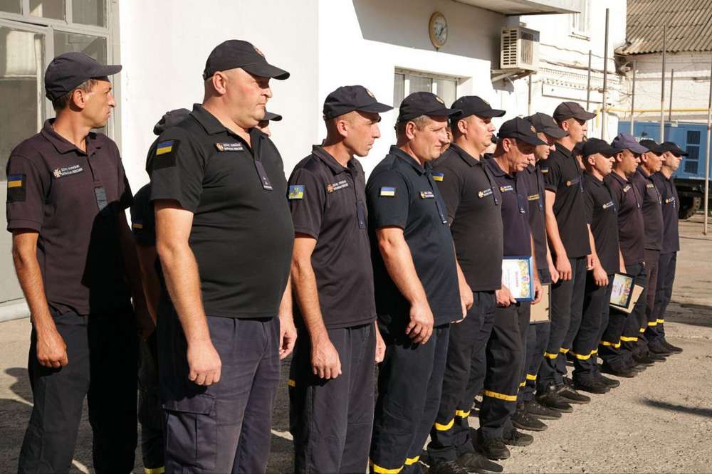 Начальник Нікопольської РВА вручив відзнаки чотирьом рятувальникам і подякував усім службам(фото)