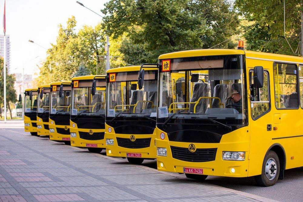 Третя партія шкільних автобусів поїхала до громад Дніпропетровщини (фото)