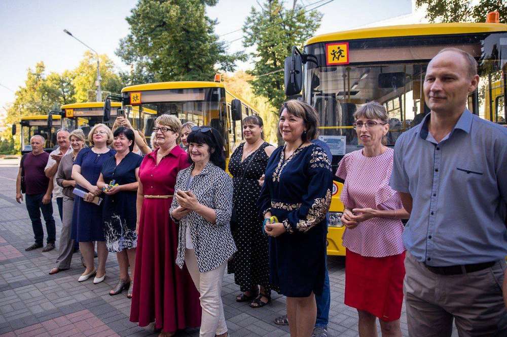 Третя партія шкільних автобусів поїхала до громад Дніпропетровщини (фото)