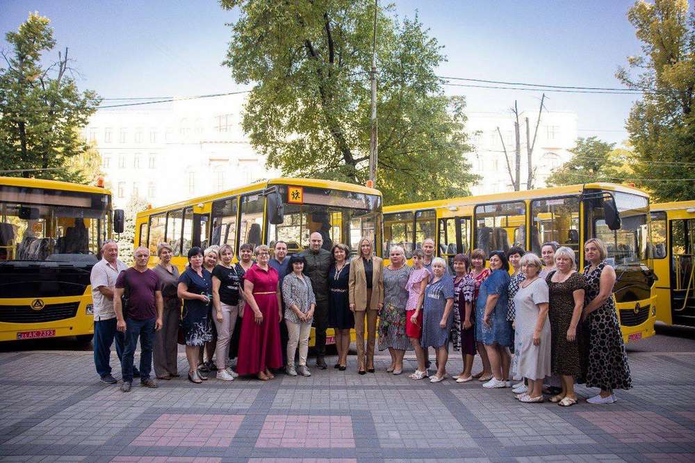 Третя партія шкільних автобусів поїхала до громад Дніпропетровщини (фото)