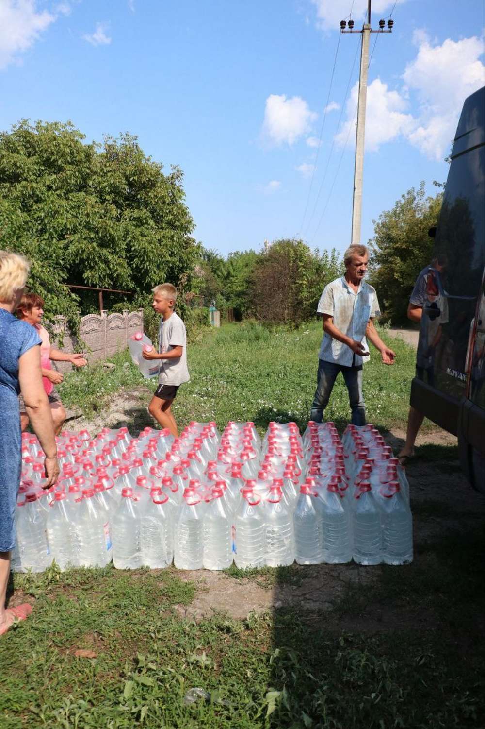 Жителі Нікопольського району отримують продуктові набори і питну воду (фото)