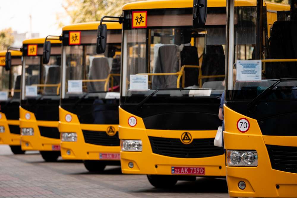 А ще навчальним закладам регіону передали 8 нових автобусів. Транспорт придбаний державним та місцевим коштом.  