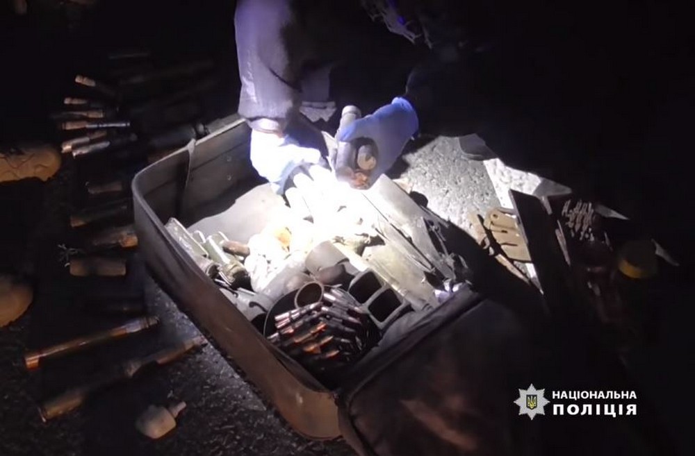 На Дніпропетровщині у 31-річного мешканця виявили три мішки з порохом та інші боєприпаси (відео)