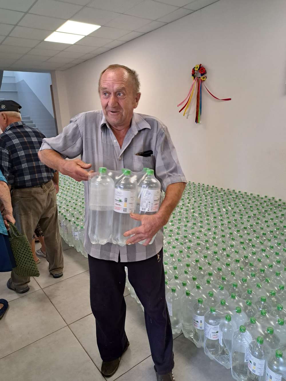 У Першотравневому стартувала видача бутильованої води дітям і пенсіонерам