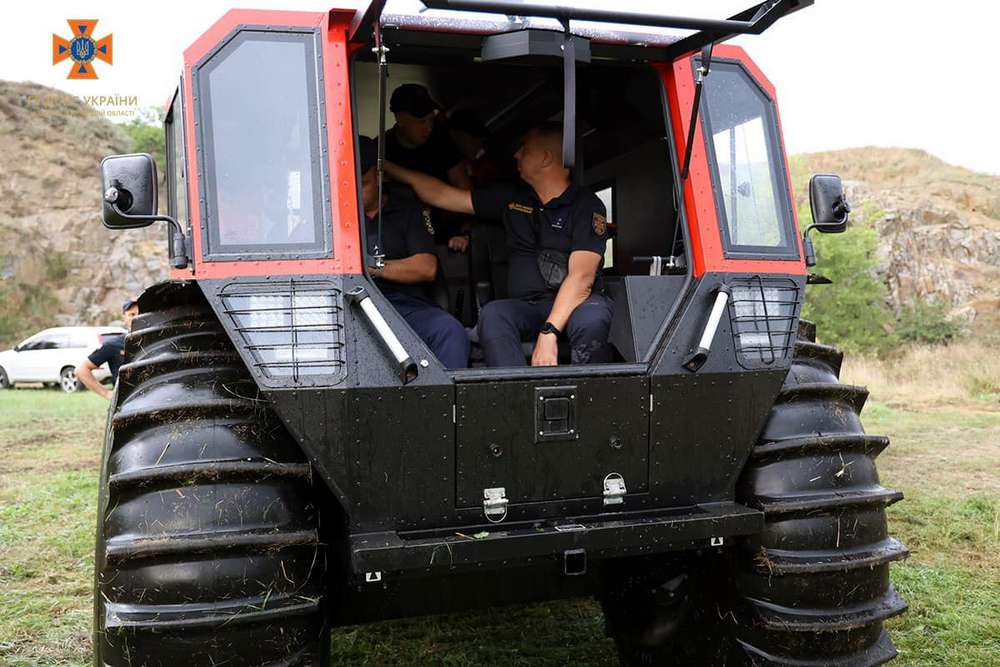 Рятувальники Дніпропетровщини опановують диво-автомобіль «БОГУН-2М» (фото, відео)