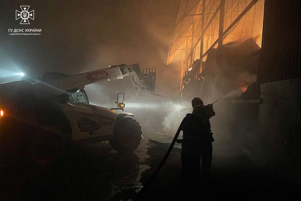 Боролися всю ніч: на Дніпропетровщині масштабна пожежа у фермерському господарстві (фото, відео)
