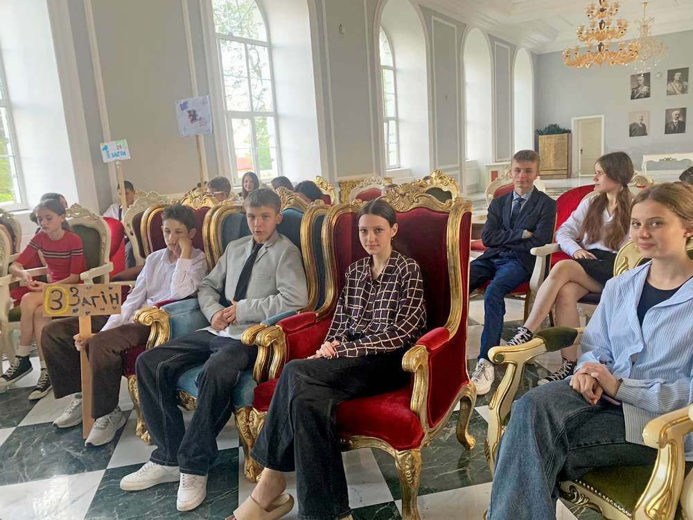 13 дітей з Нікополя гарно відпочили в місті Хирів на Львівщині