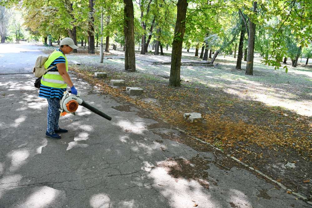 У Нікополі комунальники продовжують дбати про чистоту міста: чим займалися на цьому тижні (фото)