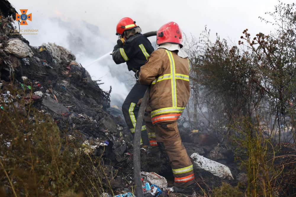 На Дніпропетровщині спалахнув сміттєвий полігон на  площі 1,5 га (фото)