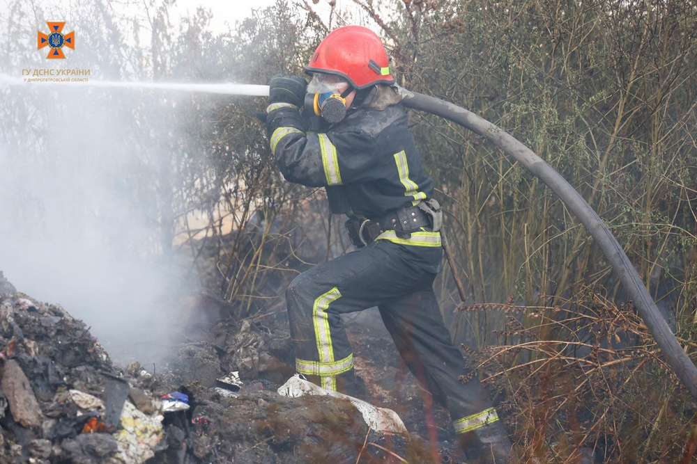 На Дніпропетровщині спалахнув сміттєвий полігон на  площі 1,5 га (фото)