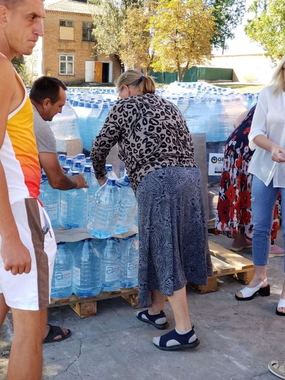 На території Мирівської громади мешканцям роздають воду: фото