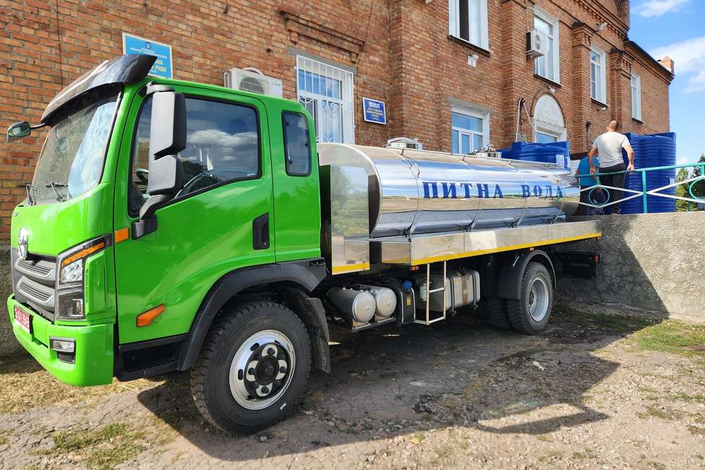 Мирівська громада отримала новеньку водовозку від Посольства Швейцарії