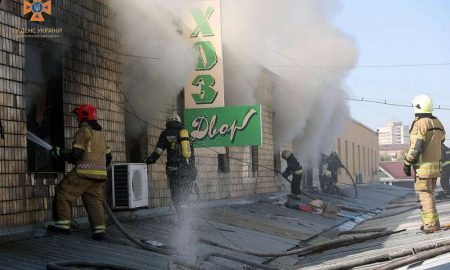 6 відділень рятувальників гасили пожежу на ринку у центрі Дніпра (фото)