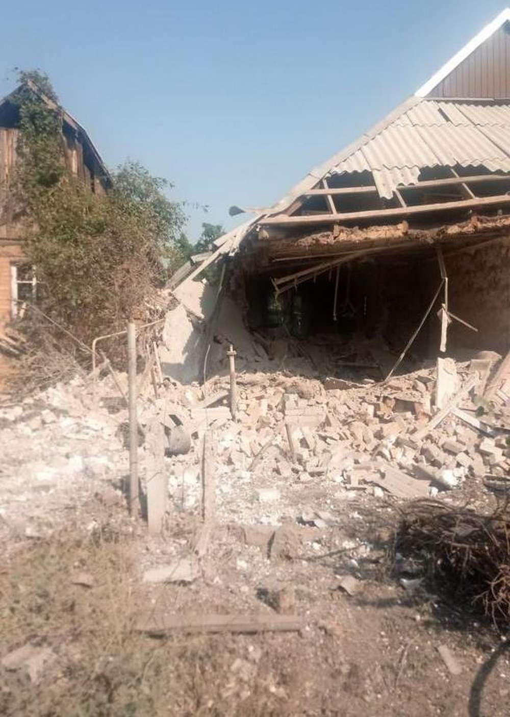 Один будинок майже повністю зруйновано: наслідки обстрілу Нікополя 31 серпня показала поліція (фото)