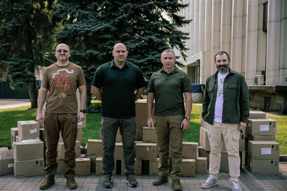 Підприємці з Дніпропетровщини передали пораненим військовим 60 коробок з медикаментами