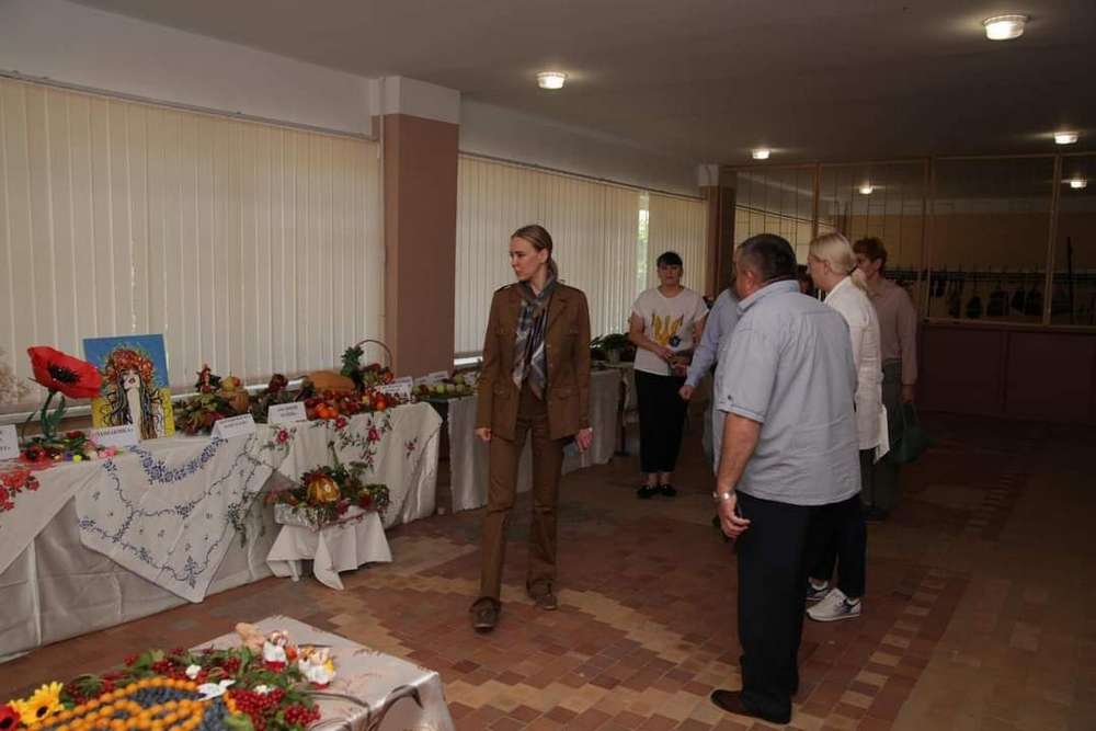 Начальник Нікопольської РВА показав заступниці голови ДніпроОВА укриття в школах Томаківської громади (фото)