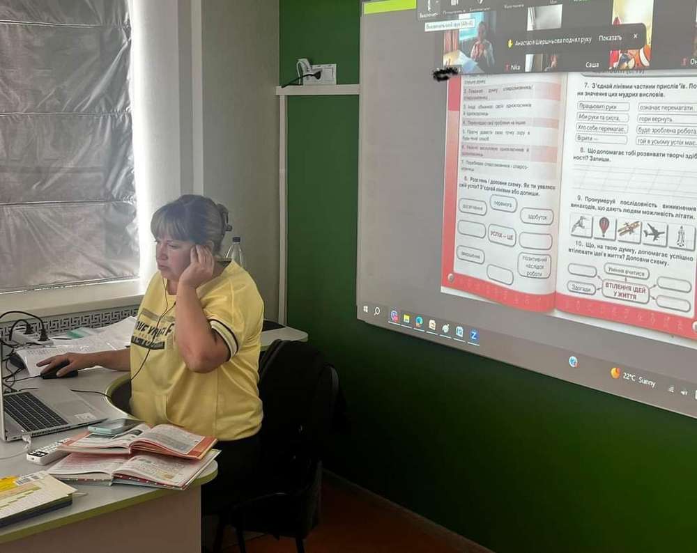 Начальник Нікопольської РВА показав заступниці голови ДніпроОВА укриття в школах Томаківської громади (фото)